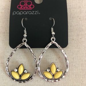 Tear drop silver earrings w/ yellow petal accents